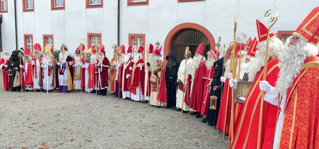 Samichlaus-Kurs: viele Samichläuse und Schmutzlis vor einem historischen Gebäude